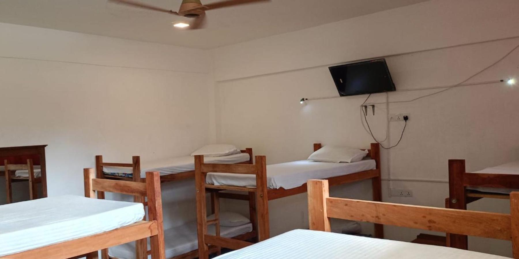 Funky Monkey Hostel & Yoga Rooftop Lounge , Arugambay Pottuvil Eksteriør billede